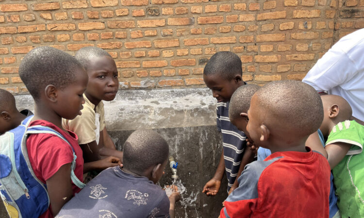 Distribution d’eau potable à la paroisse Kamenge et au CEM Mirango I