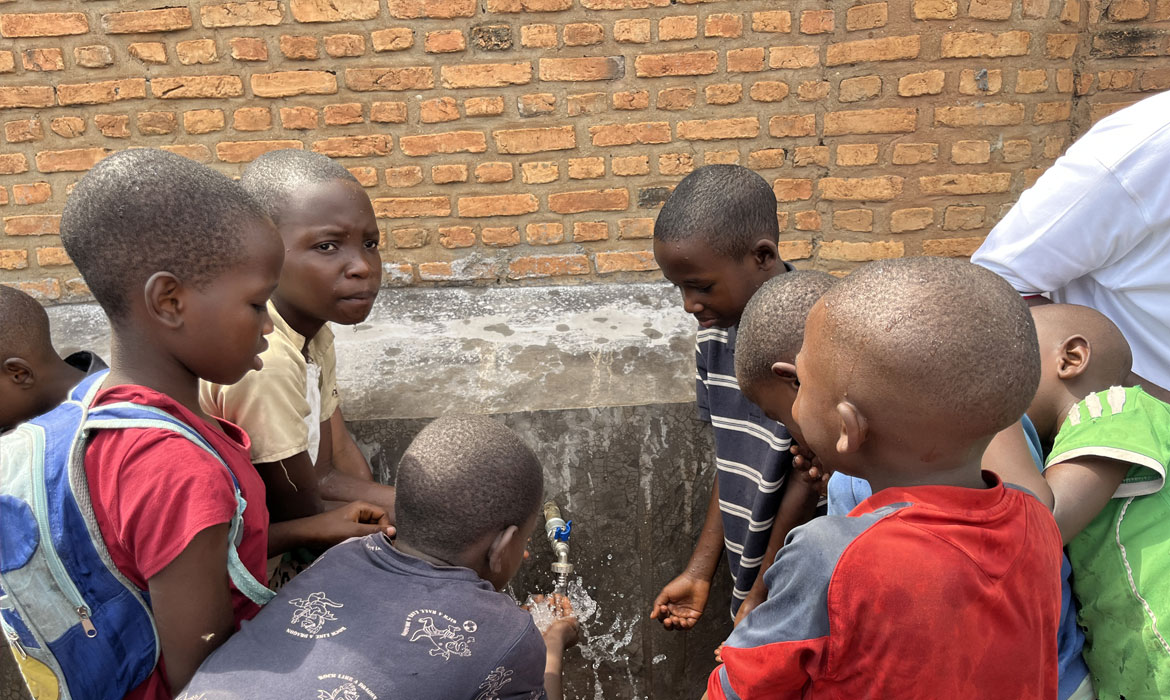 Distribution d’eau potable à la paroisse Kamenge et au CEM Mirango I